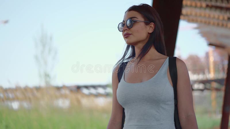 La jeune fille marche en parc clips vidéos
