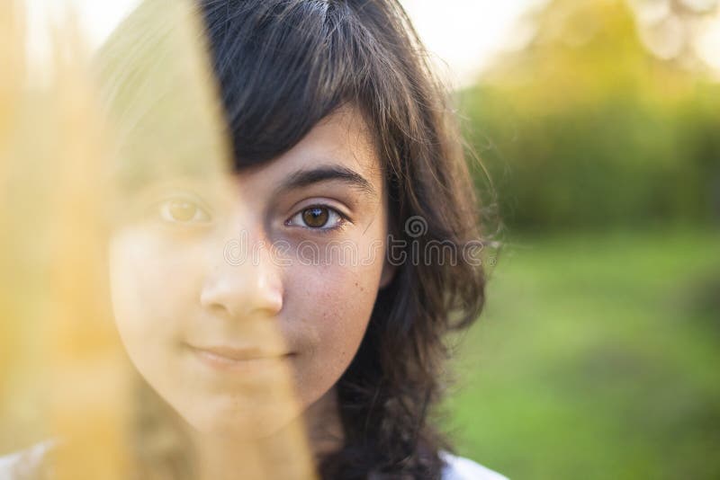 La jeune fille, moitié du visage est couverte par voile translucide image libre de droits La jeune fille, moitié du visage est couverte par voile translucide image libre de droits