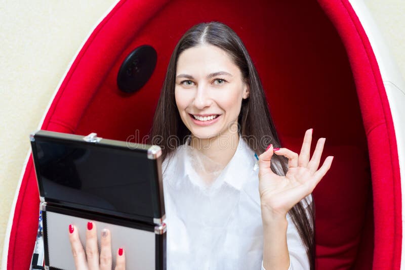 La jeune fille regarde dans le miroir et les sourires Dents blanches d'art dentaire photos stock La jeune fille regarde dans le miroir et les sourires Dents blanches d'art dentaire photos stock