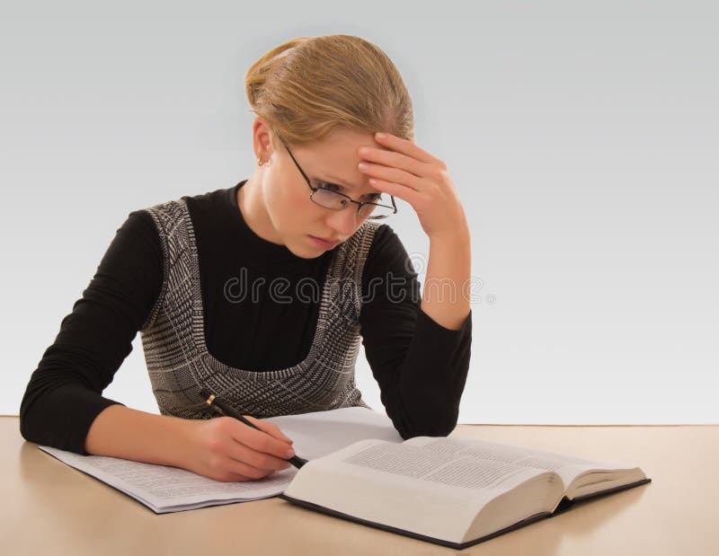 La jeune fille se prépare à l'examen image stock La jeune fille se prépare à l'examen image stock