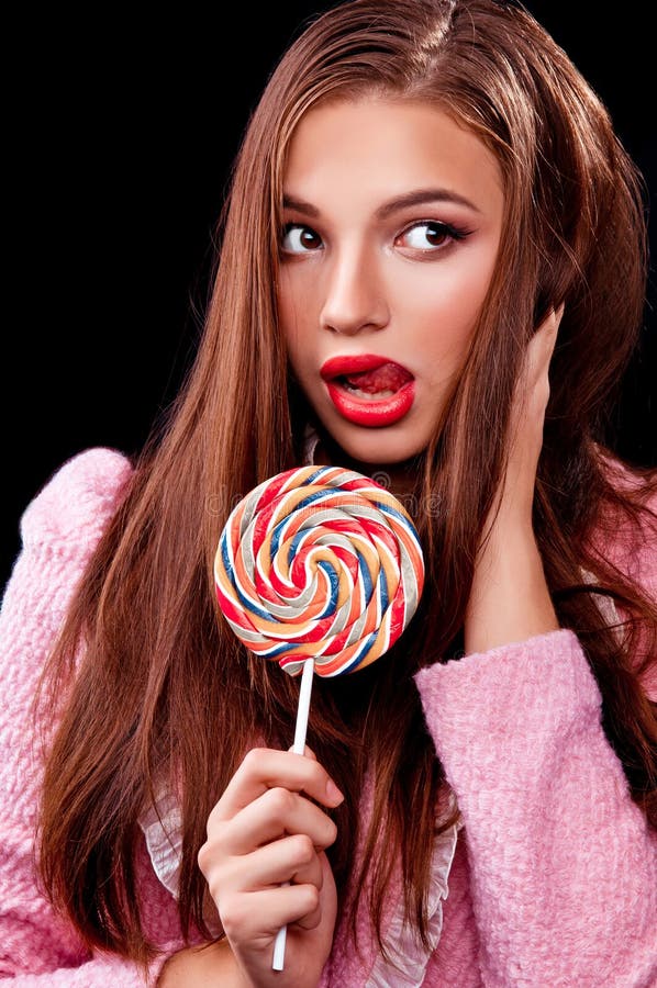 Vue D'une Belle Jeune Fille Rousse Avec Un Bonbon Géant De Sucette De  Porter Des Vêtements Colorés. Banque D'Images et Photos Libres De Droits.  Image 30433376