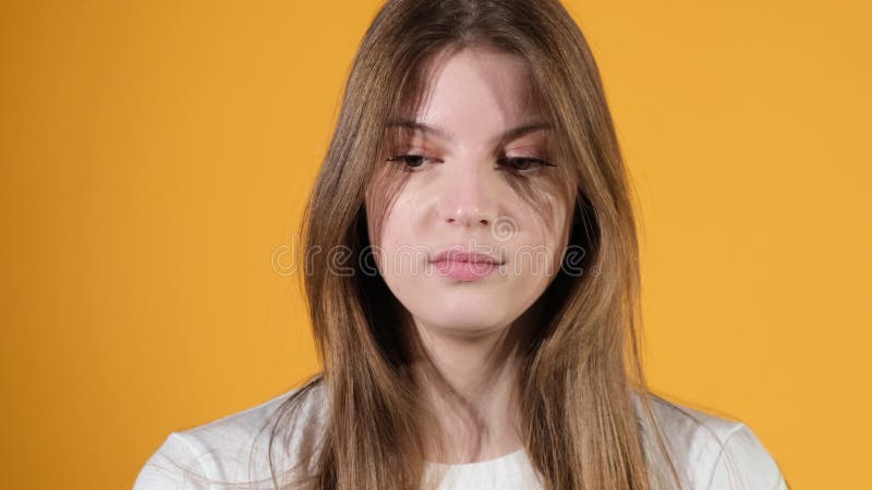 La jeune fille a été offensée. Ralenti clips vidéos