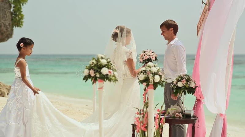 La jeune mariée va chez le marié sur la plage Cérémonie de mariage à la plage des Philippines