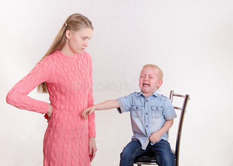 La jeune mère a pris le jouet de l'enfant photographie stock libre de droits La jeune mère a pris le jouet de l'enfant photographie stock libre de droits