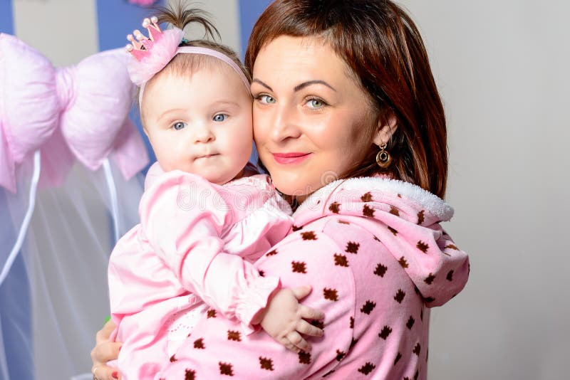 La jeune mère étreint sa petite fille dans la chambre photos libres de droits La jeune mère étreint sa petite fille dans la chambre photos libres de droits
