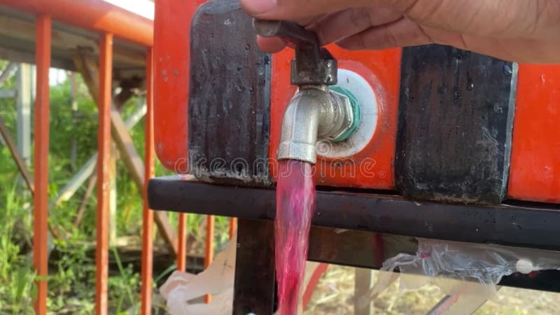 La joie d'allumer le robinet pour un flux d'eau propre rempli de puritains banque de vidéos