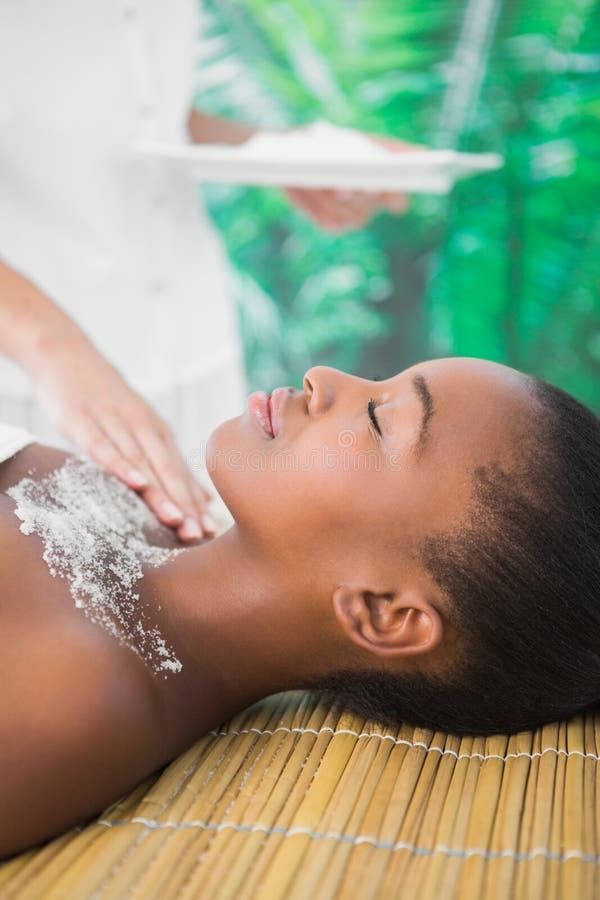 La jolie femme appréciant un sel frottent le massage photos libres de droits La jolie femme appréciant un sel frottent le massage photos libres de droits