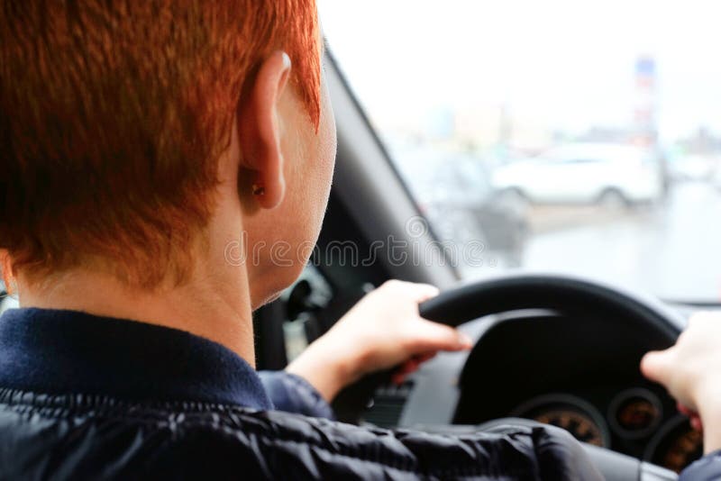 La jolie fille derrière la roue d'une voiture Femme d'affaires réussie voyageant autour de la ville images stock La jolie fille derrière la roue d'une voiture Femme d'affaires réussie voyageant autour de la ville images stock