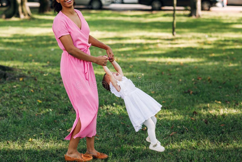 La joven madre y su pequeña hija divirtiéndose foto de archivo