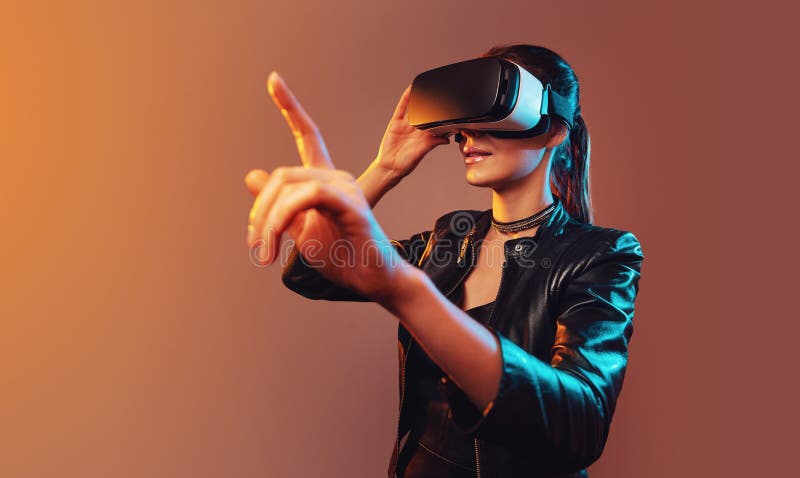 La joven que tiene experiencia con el auricular vr está usando anteojos de realidad aumentados en realidad virtual. niña con manos