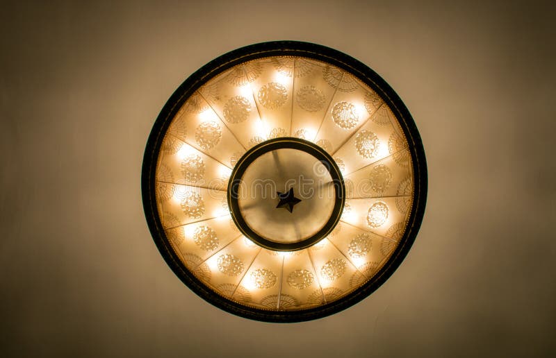 La lampada del soffitto della stazione della metropolitana di Mosca a Mosca, Russia immagini stock La lampada del soffitto della stazione della metropolitana di Mosca a Mosca, Russia immagini stock