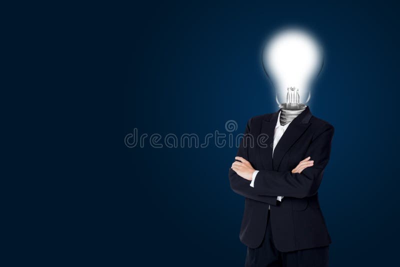 La lampadina della donna capa di affari ed ha creatività di idea fotografia stock La lampadina della donna capa di affari ed ha creatività di idea fotografia stock