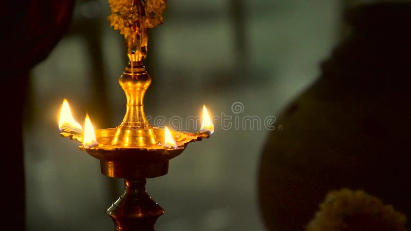 La lampe à pétrole en laiton indienne du sud traditionnelle pendant les événements aiment la pendaison de crémaillère, le mariage banque de vidéos