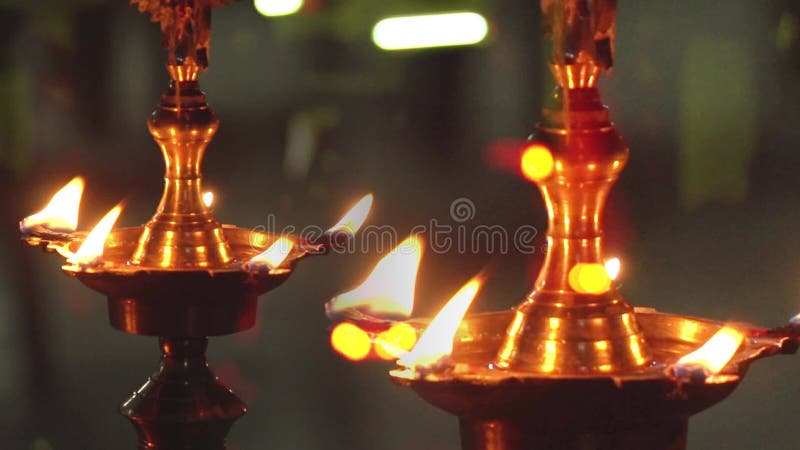La lampe à pétrole en laiton indienne du sud traditionnelle pendant les événements aiment la pendaison de crémaillère, le mariage clips vidéos