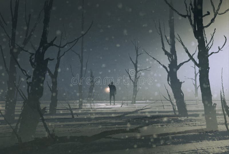 La lanterna della tenuta dell'uomo sta in foresta scura con nebbia