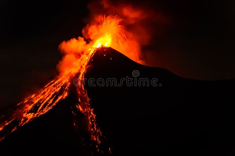 La lava sgorga dallo scoppiare il vulcano di Fuego nel Guatemala fotografia stock libera da diritti La lava sgorga dallo scoppiare il vulcano di Fuego nel Guatemala fotografia stock libera da diritti