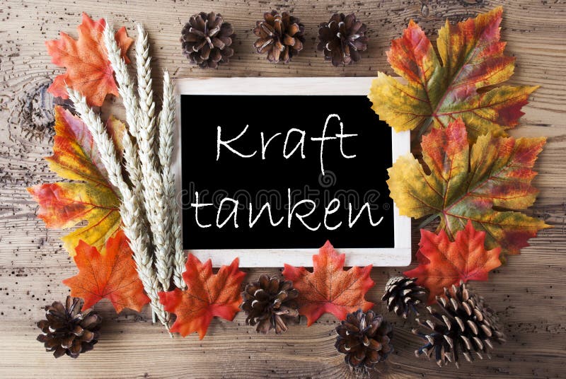 La lavagna con Autumn Decoration, mezzi di Kraft Tanken si rilassa fotografie stock La lavagna con Autumn Decoration, mezzi di Kraft Tanken si rilassa fotografie stock
