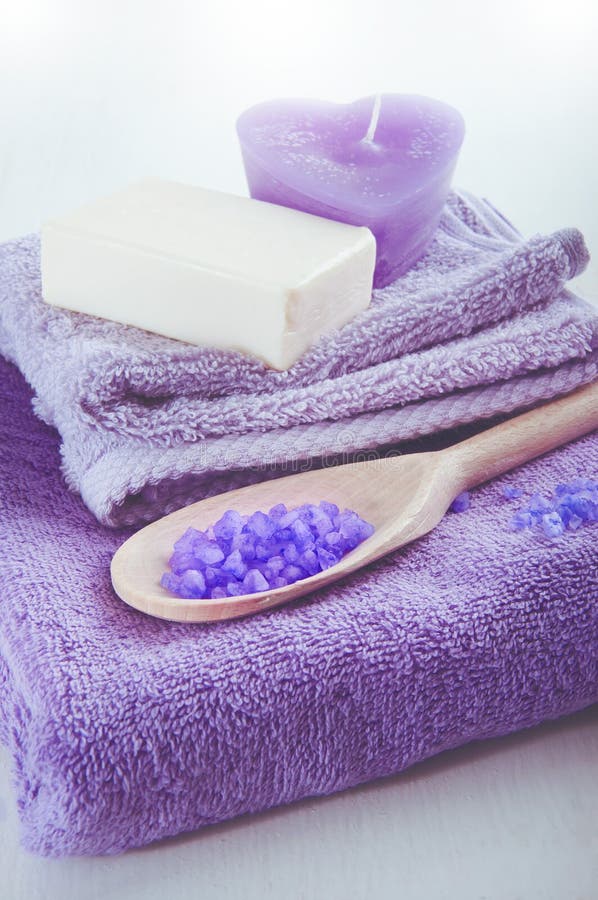 La lavanda ha sentito il sale da bagno porpora in un cucchiaio di legno immagini stock libere da diritti La lavanda ha sentito il sale da bagno porpora in un cucchiaio di legno immagini stock libere da diritti