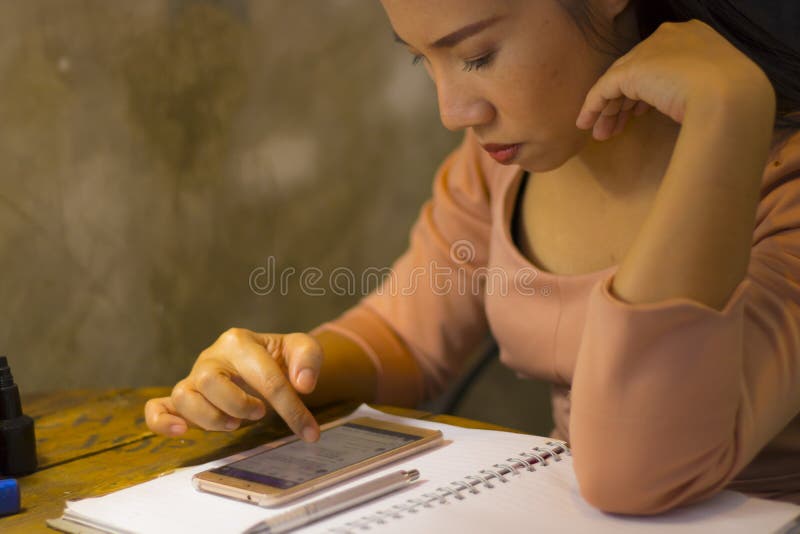 La lavoratrice asiatica che soffre dalla ferita, l'affaticamento, dolore al collo, muscolo, ha sollecitato durante il lavoro con fotografie stock La lavoratrice asiatica che soffre dalla ferita, l'affaticamento, dolore al collo, muscolo, ha sollecitato durante il lavoro con fotografie stock
