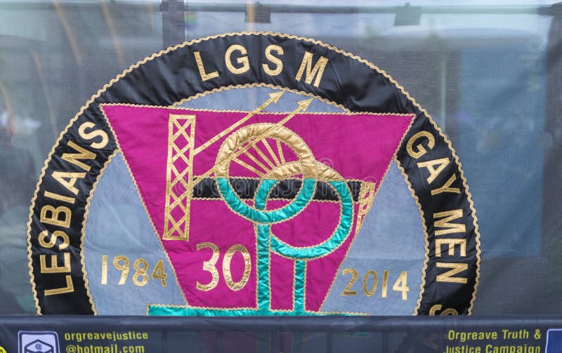 La lesbiana y los gays del grupo de la campaña apoyan a los mineros imagenes de archivo La lesbiana y los gays del grupo de la campaña apoyan a los mineros imagenes de archivo