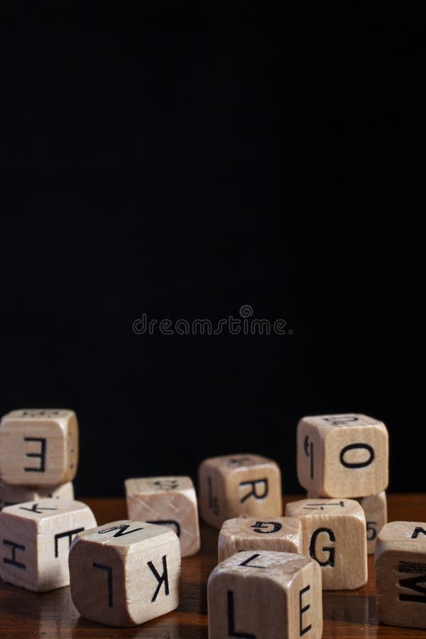 Letras De Molde De Madera Al Azar Que Mienten En Fondo De Madera Foto