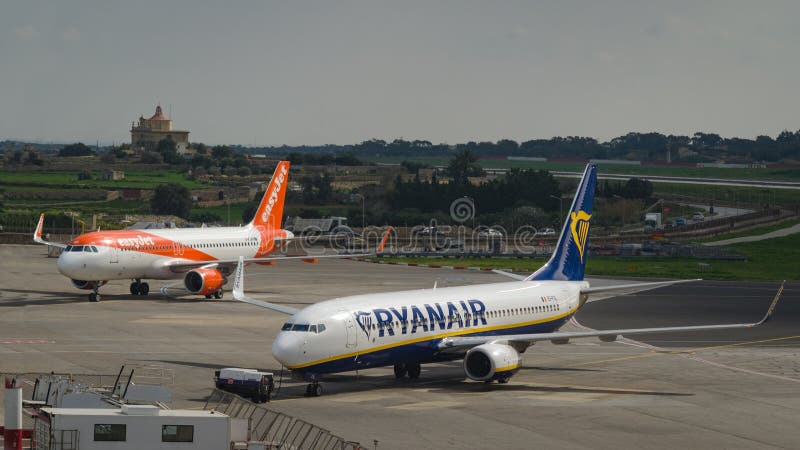 La ligne aérienne Ryanair de coût bas et le jet facile sont garés à l'aéroport international de Malte photo libre de droits La ligne aérienne Ryanair de coût bas et le jet facile sont garés à l'aéroport international de Malte photo libre de droits