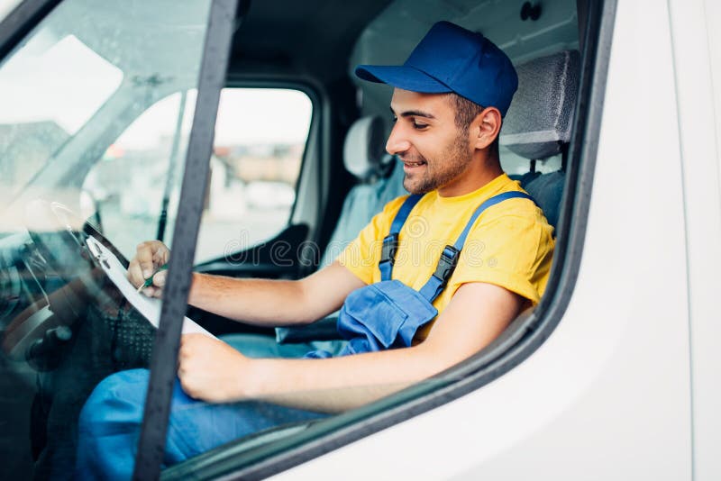 La livraison de cargaison, messager de conducteur se reposant dans le camion image stock La livraison de cargaison, messager de conducteur se reposant dans le camion image stock