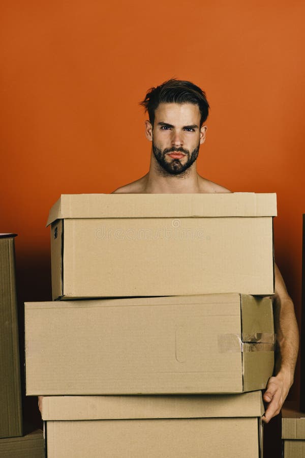 La livraison et déplacement le concept L'homme avec fait violence tenir la pile des boîtes en carton images stock La livraison et déplacement le concept L'homme avec fait violence tenir la pile des boîtes en carton images stock