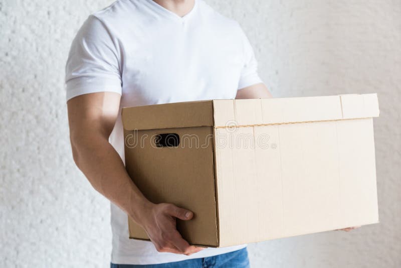 La livraison forte, boîtes en carton musculaires de chargement d'homme pour se déplacer à un appartement travailleur professionne photographie stock libre de droits La livraison forte, boîtes en carton musculaires de chargement d'homme pour se déplacer à un appartement travailleur professionne photographie stock libre de droits