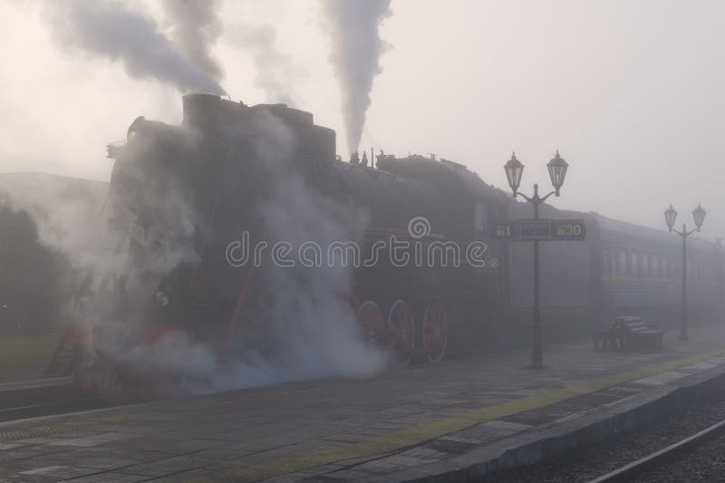 La locomotiva del retroritreno Ruskeala Express sulla stazione di Sortavala in una nebbia mattinata fotografie stock