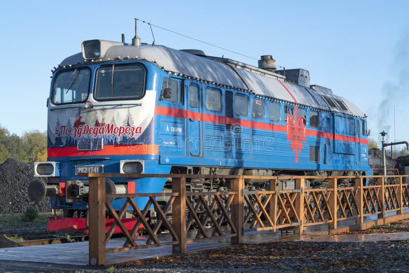 La locomotiva diesel dm621741 è la locomotiva festiva del treno santa claus nella stazione di sortavala immagine stock libera da diritti