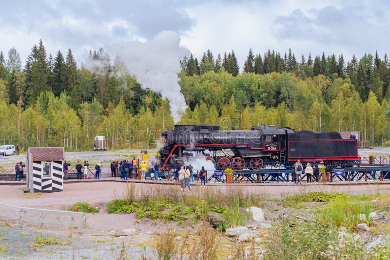 La locomotiva retrorifera gira su una piattaforma speciale immagine stock libera da diritti