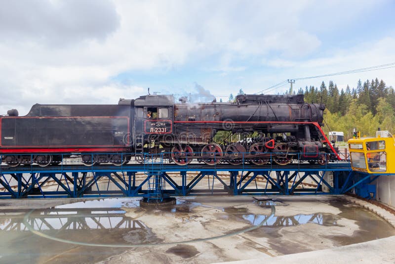 La locomotiva retrorifera gira su una piattaforma speciale. fotografia stock
