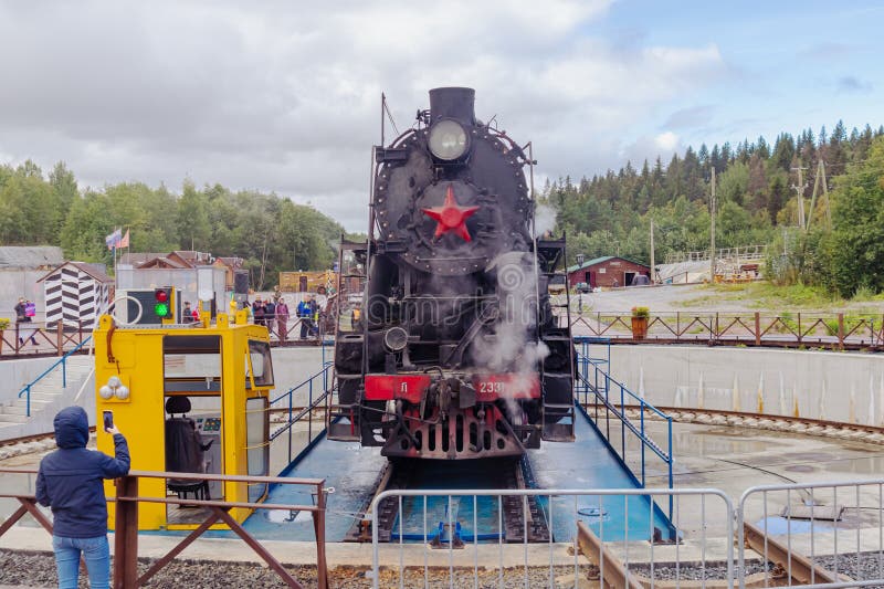 La locomotiva retrorifera gira su una piattaforma speciale. immagine stock