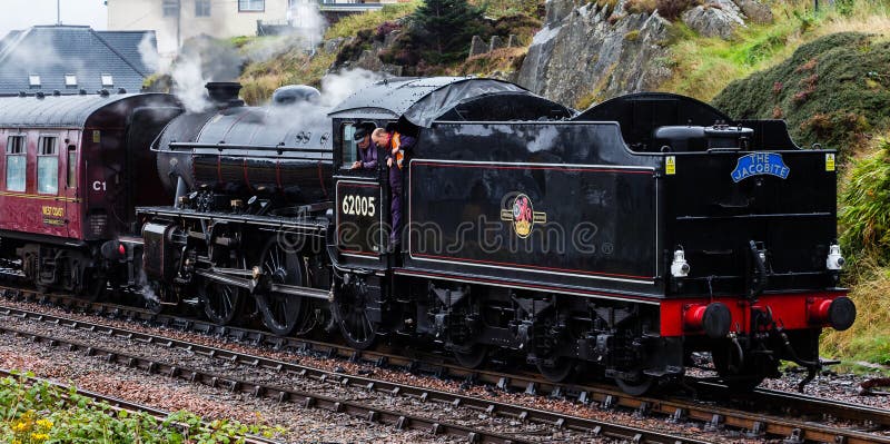 La locomotiva a vapore Mallaig di partenza di Jacobite fotografia stock La locomotiva a vapore Mallaig di partenza di Jacobite fotografia stock