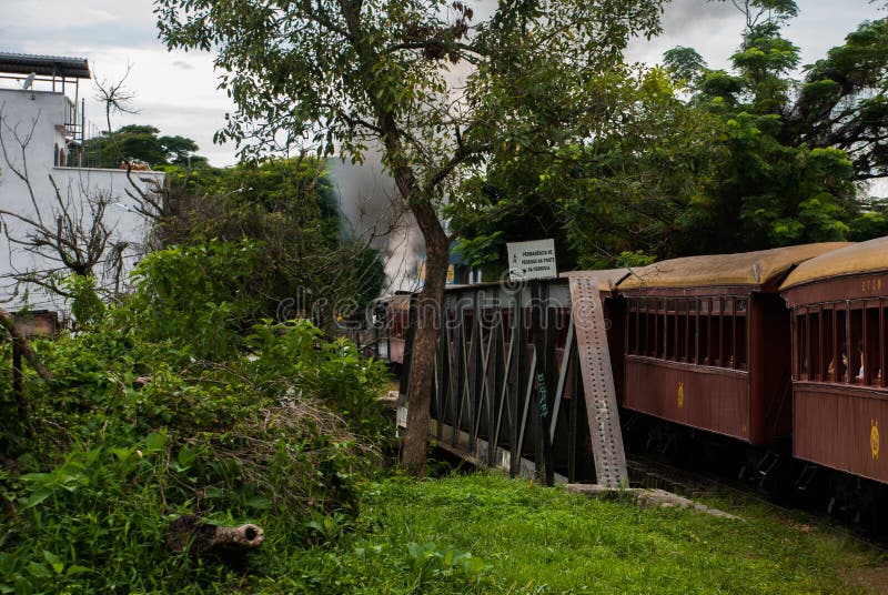 La locomotora de vapor hist?rica en Liradentes Un ferrocarril histórico largo de 14 kilómetros que lleva al sao Joao del Rei en e fotografía de archivo libre de regalías La locomotora de vapor hist?rica en Liradentes Un ferrocarril histórico largo de 14 kilómetros que lleva al sao Joao del Rei en e fotografía de archivo libre de regalías