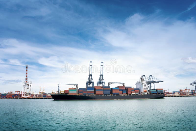 La logistica ed il trasporto della nave da carico internazionale del contenitore con i porti crane il ponte in porto per le seder