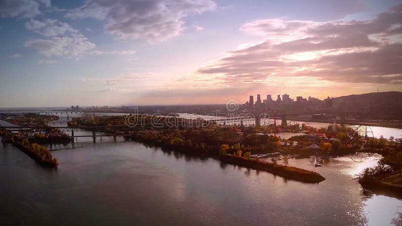 La longueur aérienne de Montréal et le Jacques-Cartier jettent un pont sur la ville au Québec, Canada clips vidéos