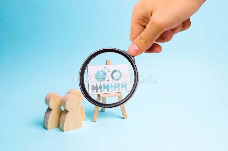 La loupe regarde les personnes se tiennent près de la toile avec des graphiques et des rapports Concept des processus d'affaires, photo stock La loupe regarde les personnes se tiennent près de la toile avec des graphiques et des rapports Concept des processus d'affaires, photo stock