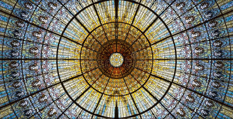 La lucarne des Palaos de la Musica Catalana du verre souillé a conçu par Antoni Rigalt que je blanchis quel pièce maîtresse est u photos stock La lucarne des Palaos de la Musica Catalana du verre souillé a conçu par Antoni Rigalt que je blanchis quel pièce maîtresse est u photos stock