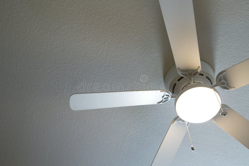 La luce del ventilatore da soffitto è sopra