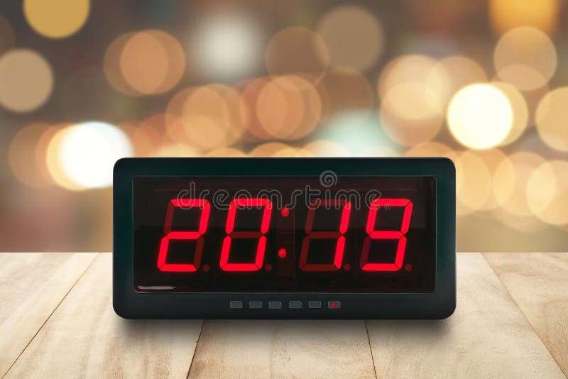 La luce principale rossa ha illuminato i numeri 2019 sul fronte digitale della sveglia sulla tavola di legno con il bokeh variopi fotografia stock La luce principale rossa ha illuminato i numeri 2019 sul fronte digitale della sveglia sulla tavola di legno con il bokeh variopi fotografia stock