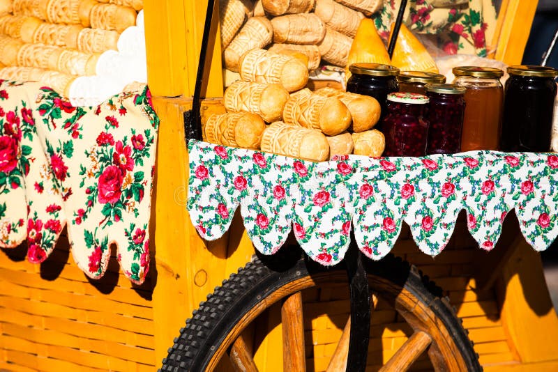 La lucidatura tradizionale ha fumato il oscypek del formaggio sul mercato all'aperto in Zakopane fotografia stock libera da diritti La lucidatura tradizionale ha fumato il oscypek del formaggio sul mercato all'aperto in Zakopane fotografia stock libera da diritti