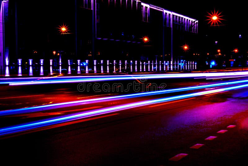 La lumi?re de voitures tra?ne sur une route incurv?e la nuit Tra?n?es du trafic de nuit Tache floue de mouvement Route urbaine de photographie stock libre de droits La lumi?re de voitures tra?ne sur une route incurv?e la nuit Tra?n?es du trafic de nuit Tache floue de mouvement Route urbaine de photographie stock libre de droits