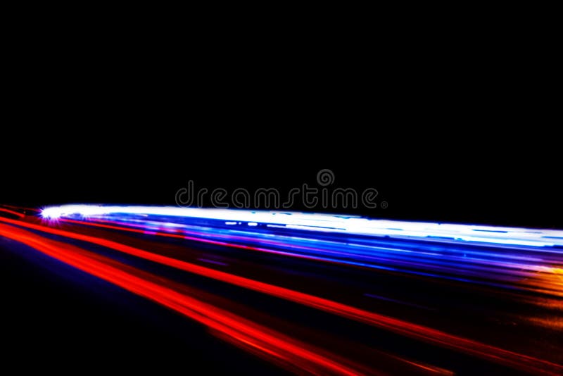 La lumi?re de voitures tra?ne sur une route incurv?e la nuit Tra?n?es du trafic de nuit Tache floue de mouvement Route urbaine de photos libres de droits La lumi?re de voitures tra?ne sur une route incurv?e la nuit Tra?n?es du trafic de nuit Tache floue de mouvement Route urbaine de photos libres de droits