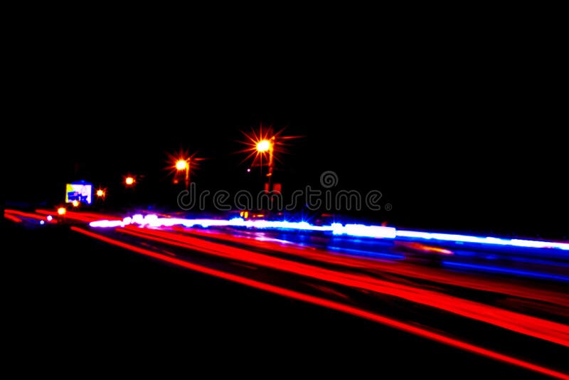 La lumi?re de voitures tra?ne sur une route incurv?e la nuit Tra?n?es du trafic de nuit Tache floue de mouvement Route urbaine de image libre de droits La lumi?re de voitures tra?ne sur une route incurv?e la nuit Tra?n?es du trafic de nuit Tache floue de mouvement Route urbaine de image libre de droits