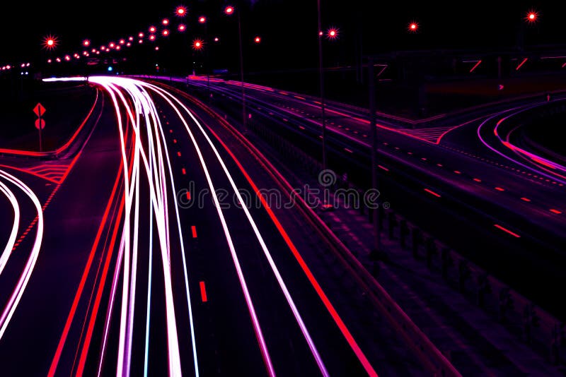 La lumi?re de voitures tra?ne sur une route incurv?e la nuit Tra?n?es du trafic de nuit Tache floue de mouvement Route urbaine de photographie stock libre de droits La lumi?re de voitures tra?ne sur une route incurv?e la nuit Tra?n?es du trafic de nuit Tache floue de mouvement Route urbaine de photographie stock libre de droits