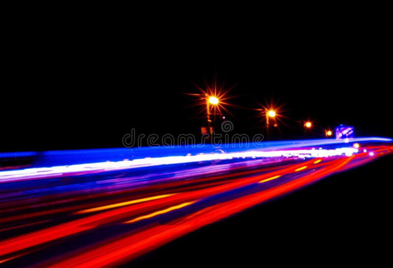 La lumi?re de voitures tra?ne sur une route incurv?e la nuit Tra?n?es du trafic de nuit Tache floue de mouvement Route urbaine de photo libre de droits La lumi?re de voitures tra?ne sur une route incurv?e la nuit Tra?n?es du trafic de nuit Tache floue de mouvement Route urbaine de photo libre de droits