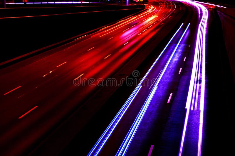 La lumi?re de voitures tra?ne sur une route incurv?e la nuit Tra?n?es du trafic de nuit Tache floue de mouvement Route urbaine de images stock La lumi?re de voitures tra?ne sur une route incurv?e la nuit Tra?n?es du trafic de nuit Tache floue de mouvement Route urbaine de images stock