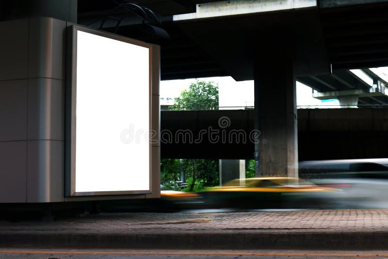 La lumière blanche de blanc de caisson lumineux de panneau d'affichage signe sous le panneau d'autoroute urbaine pour la publicit photographie stock La lumière blanche de blanc de caisson lumineux de panneau d'affichage signe sous le panneau d'autoroute urbaine pour la publicit photographie stock